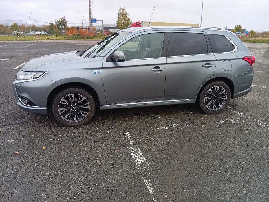 Vând Mitsubishi Outlander Hibrid
