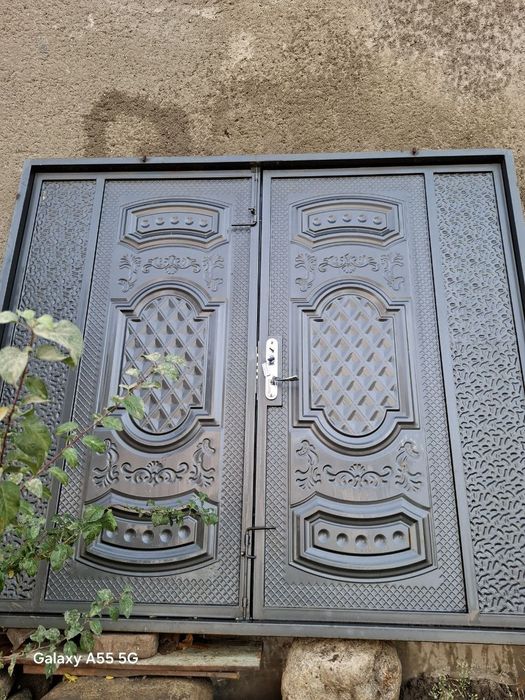 Garaj va padval uchun zoʻr darvoza.