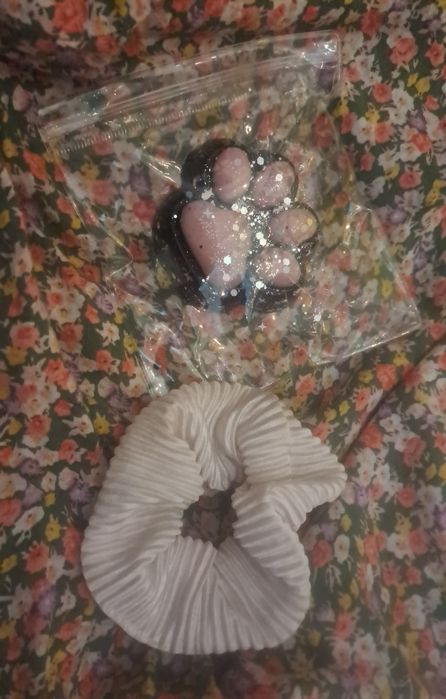 DE VÂNZARE! taba squishy negru cu sclipici și elastic de păr scrunchie