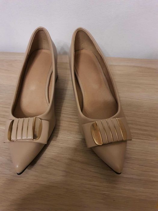 Елегантни бежови обувки