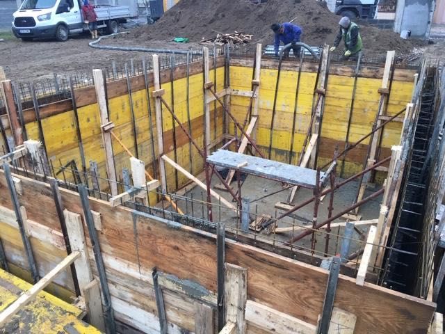 Construim case la roșu, cu oameni care știu meserie