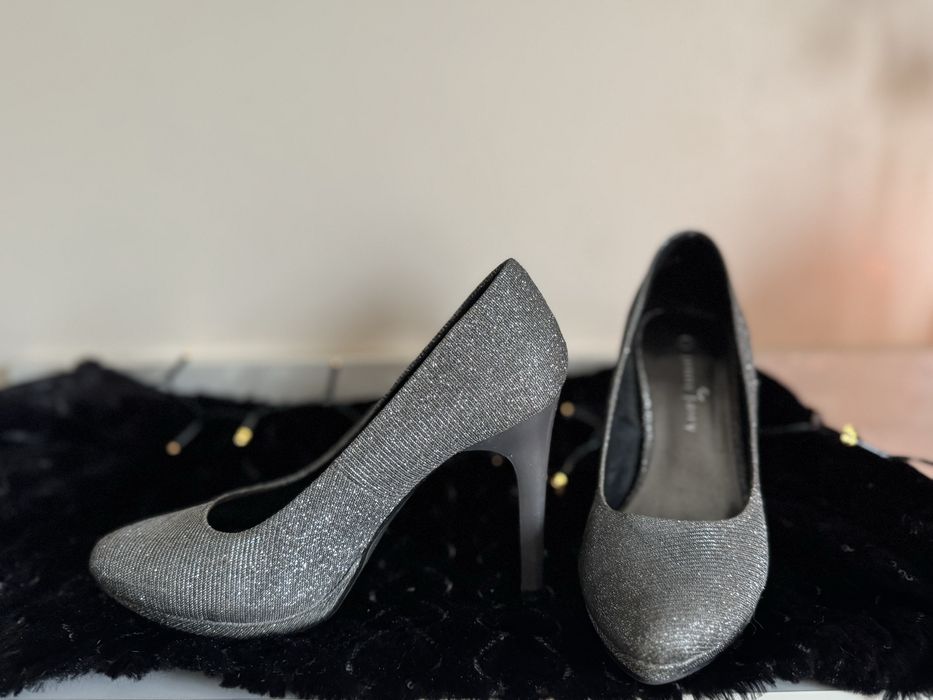 Сребристи обувки на ток