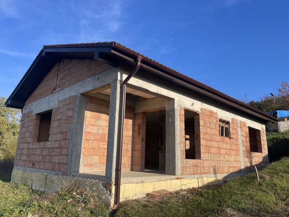 Vand Casa la rosu