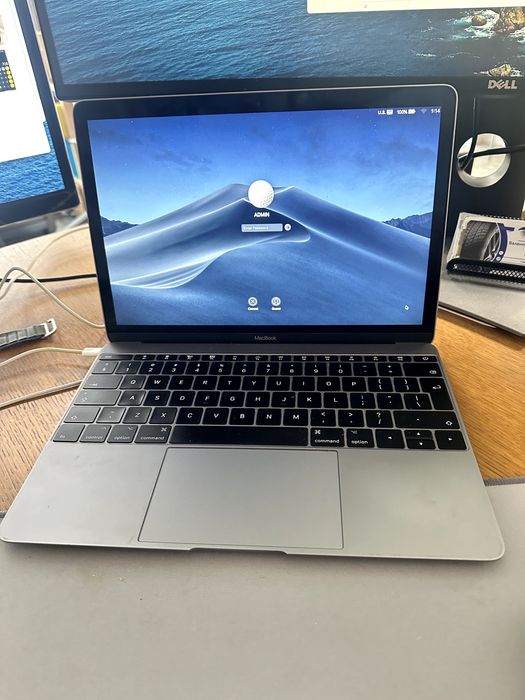 MacBook (само с USB-C портове) + iPhone SE (2-ро поколение)