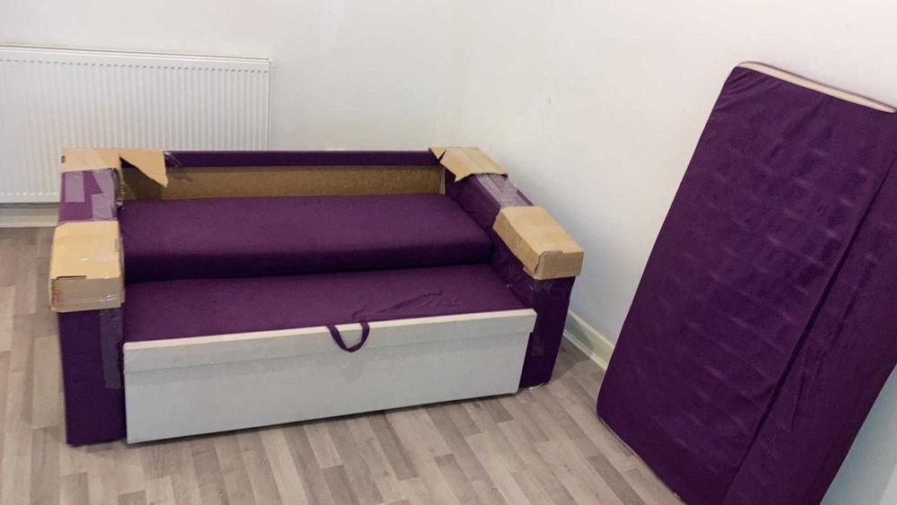 Vand canapea de culoare mov in stare buna