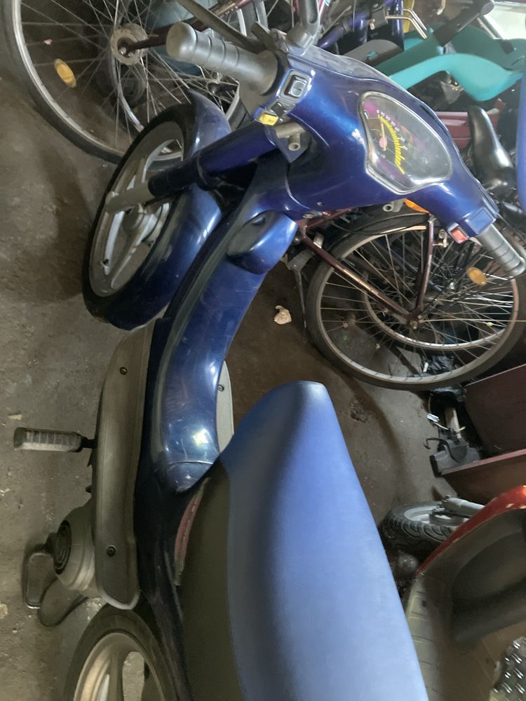 Vînd două scutere  Piaggio Zip si piaggio Velofax