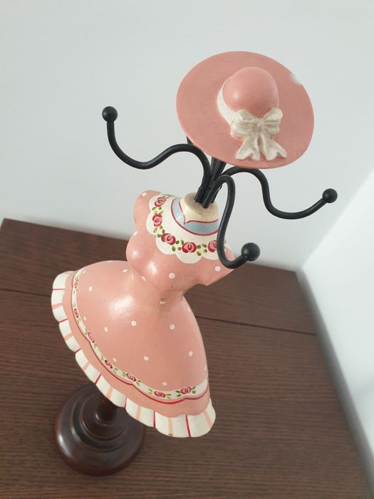 Suport din lemn pentru bijuterii