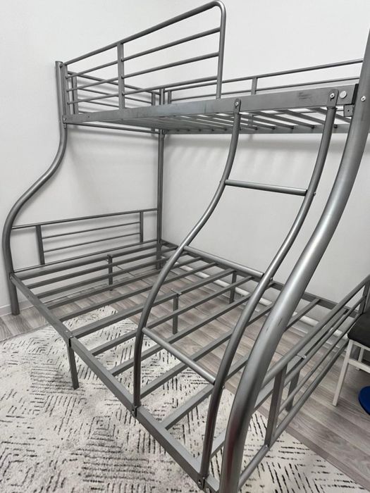 Двухъярусная кровать (матрасы в комплекте)