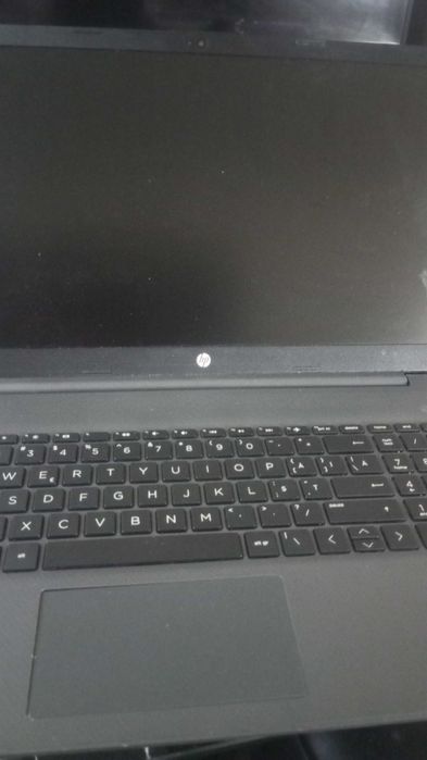Vând Laptop HP (nu are incarcator)