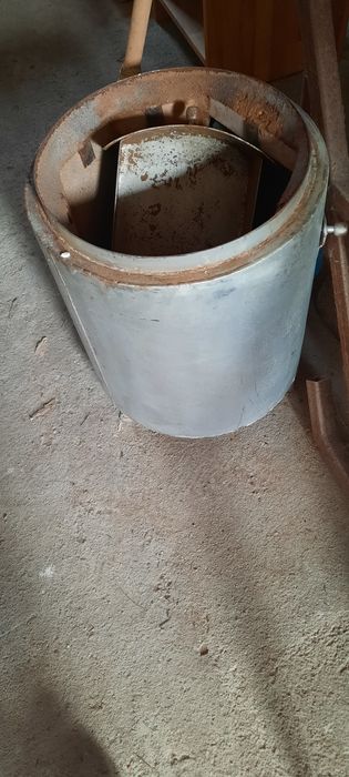 Vând boiler pe lemne 
Capacitate 100 l
Focar pe lemne, izolat cu șam