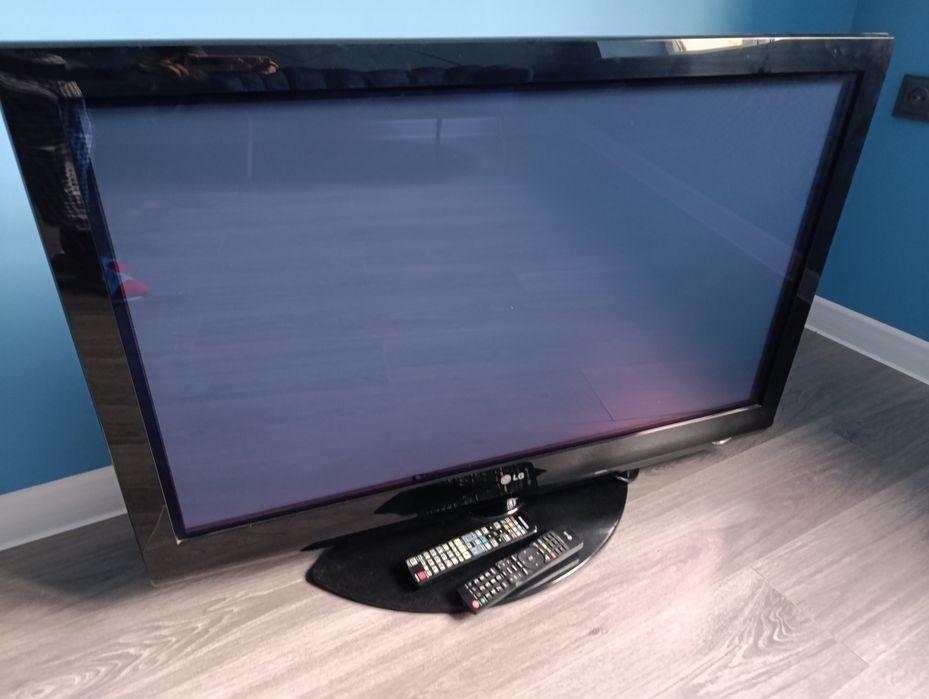 Плазменный телевизор LG 42PG20 в рабочем состоянии. R