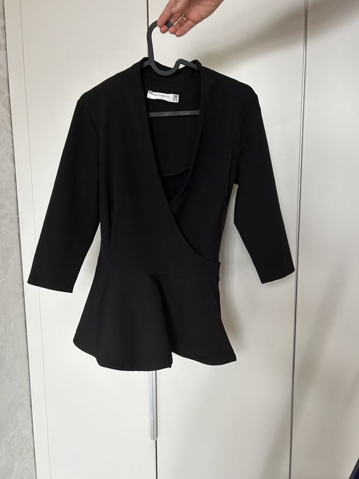 Черный приталенный пиджак