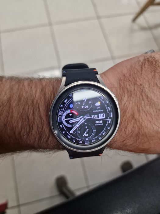 Samsung Galaxy Watch 5 pro Titanium.