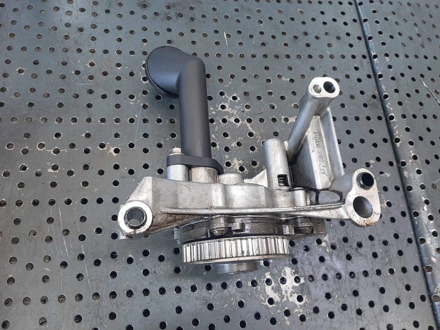 pompa ulei 1.6 tdi cay  vw passat b6 caddy 3 golf 6 audi a3 8p1 seat altea 5p ibiza 4  03l115105c