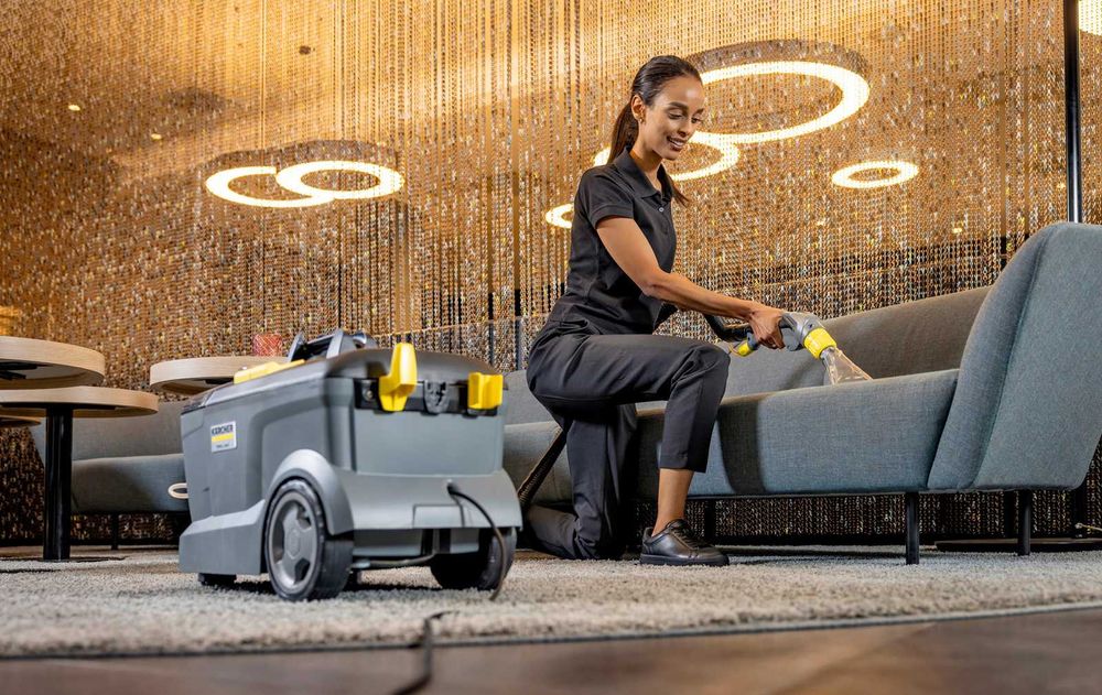 Inchiriez aspirator profesional curatare injectie-extractie Karcher