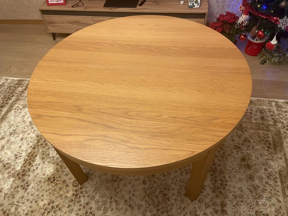 Masa rotunda extensibila din lemn. IKEA