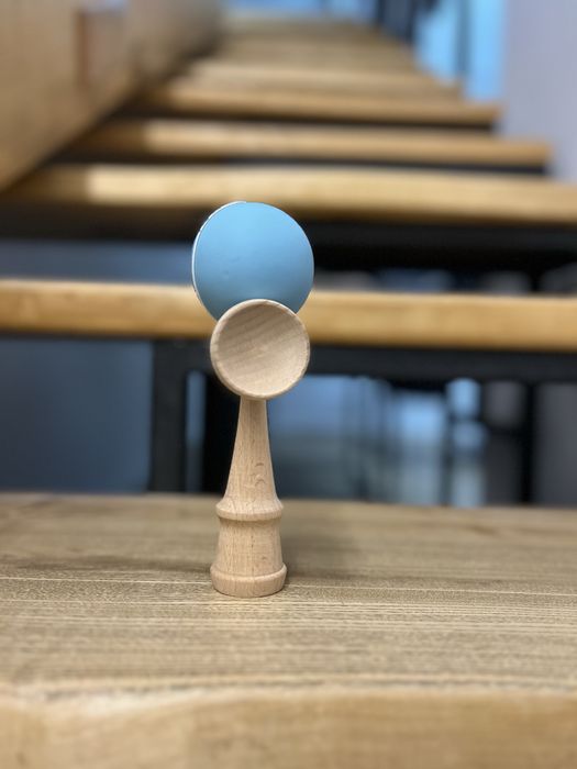 Kendama colorată în albastru