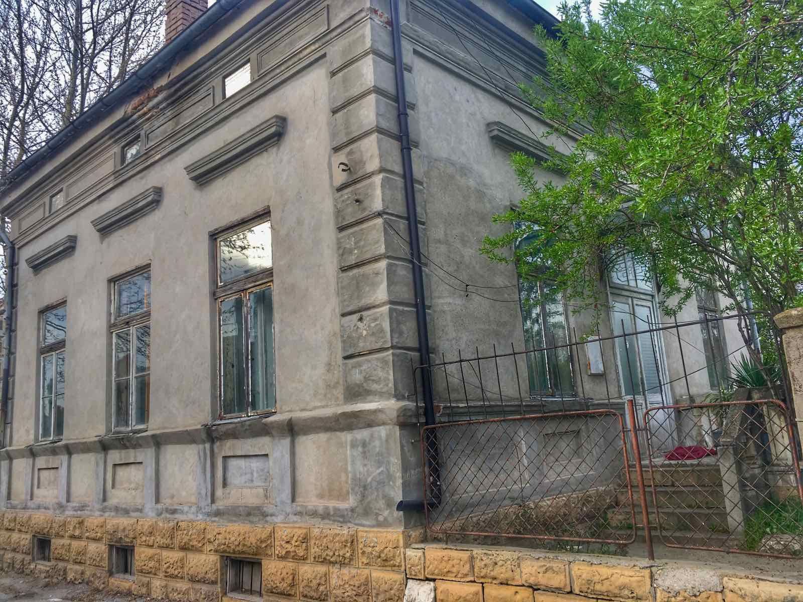 Къща 200 кв + двор 427 кв