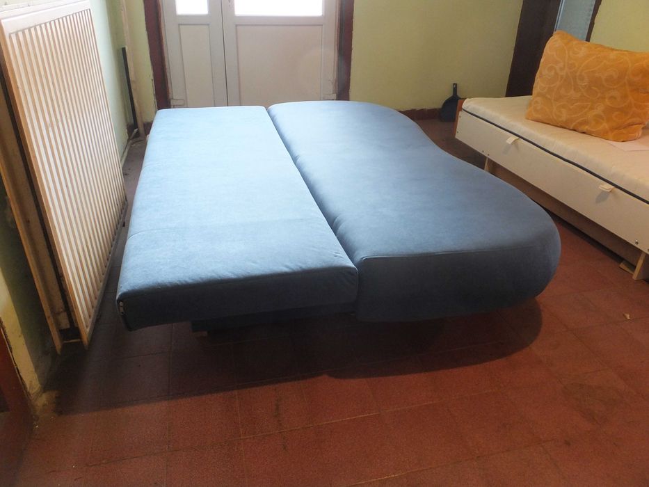 Canapea extensibila 140x200 cu lada de depozitare si perne decor