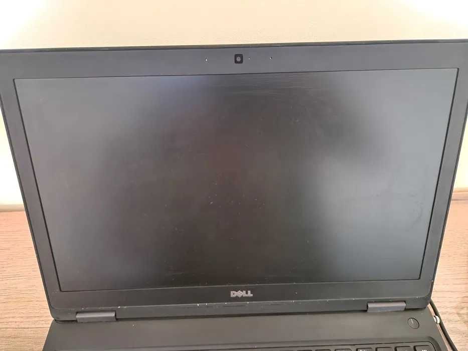 Продавам лаптоп Dell Latitude 5580 + чанта