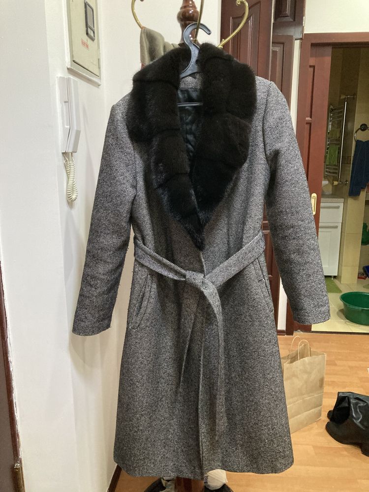 Пальто зимнее с норковым воротником