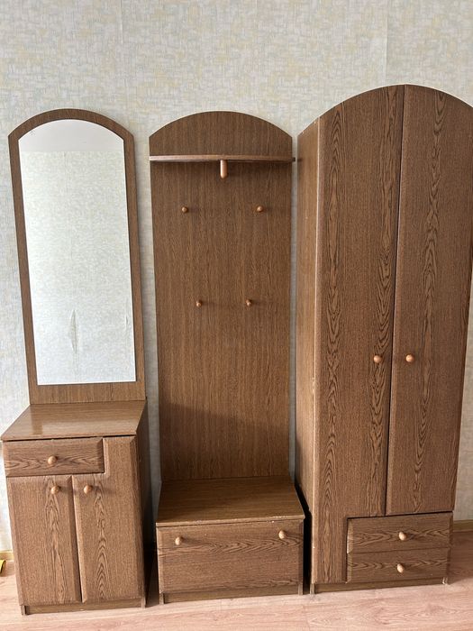 Прихожка (Польша); шкаф, вешалка, зеркало, тумба.