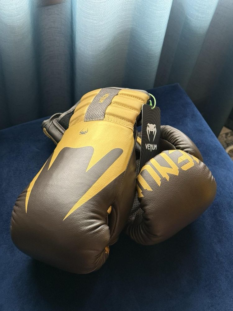Боксови ръкавици Venum Reverso 14 OZ boxing gloves