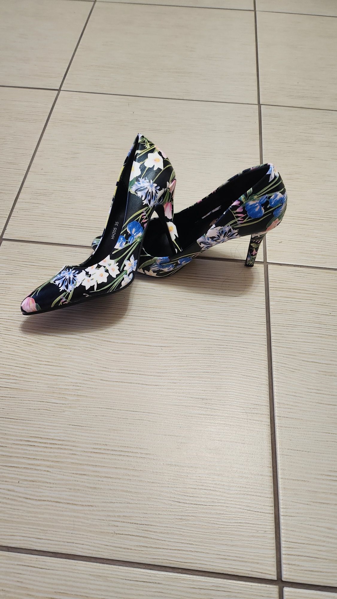 Pantofi cu flori