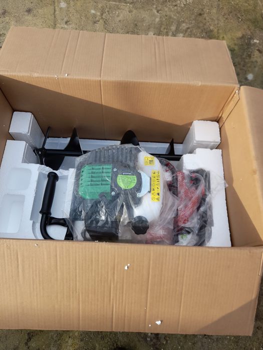 Vând foreză de pământ