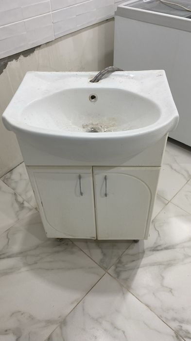 Продам раковину б/у  целая  5000 тенге