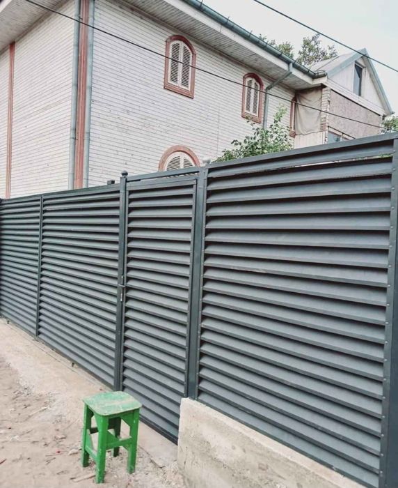 Porți și garduri din plasa bordurata sau jaluzea