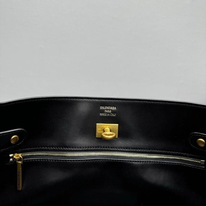 Geanta Balenciaga Belair, Noir Minimaliste, 35 cm