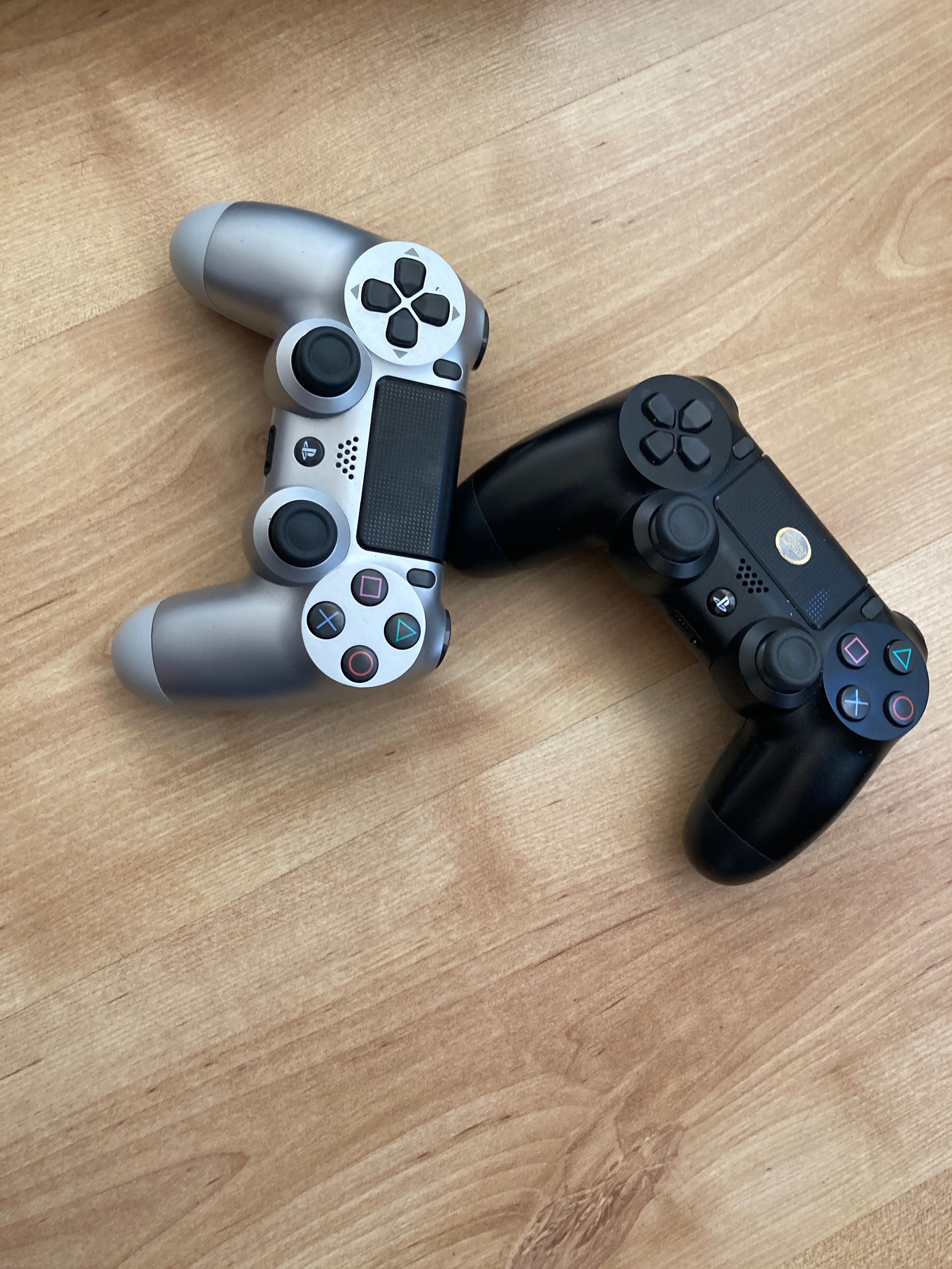 Ps4 pro cu 2 controlere