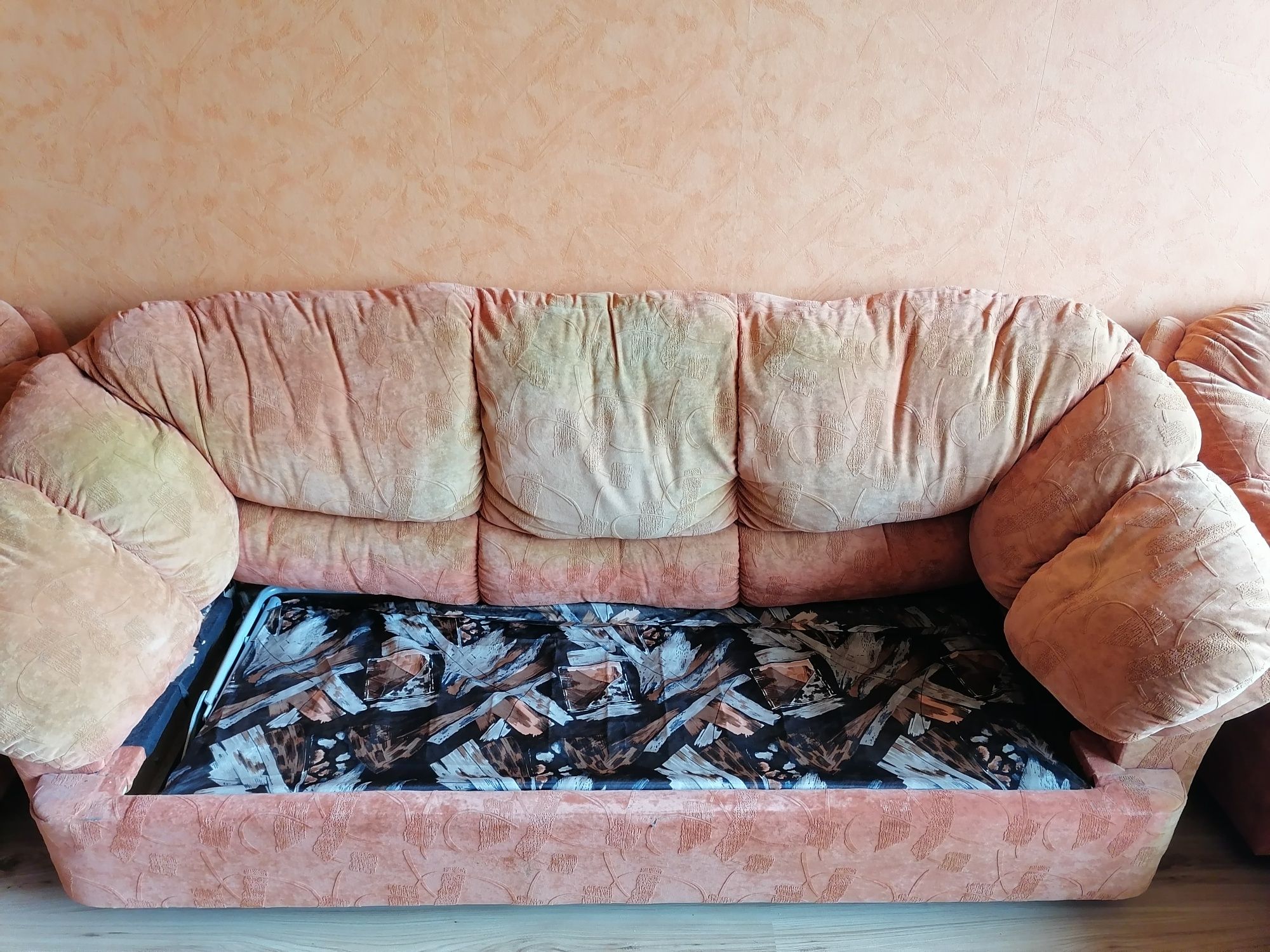 Диван с фотьойли и табуретки