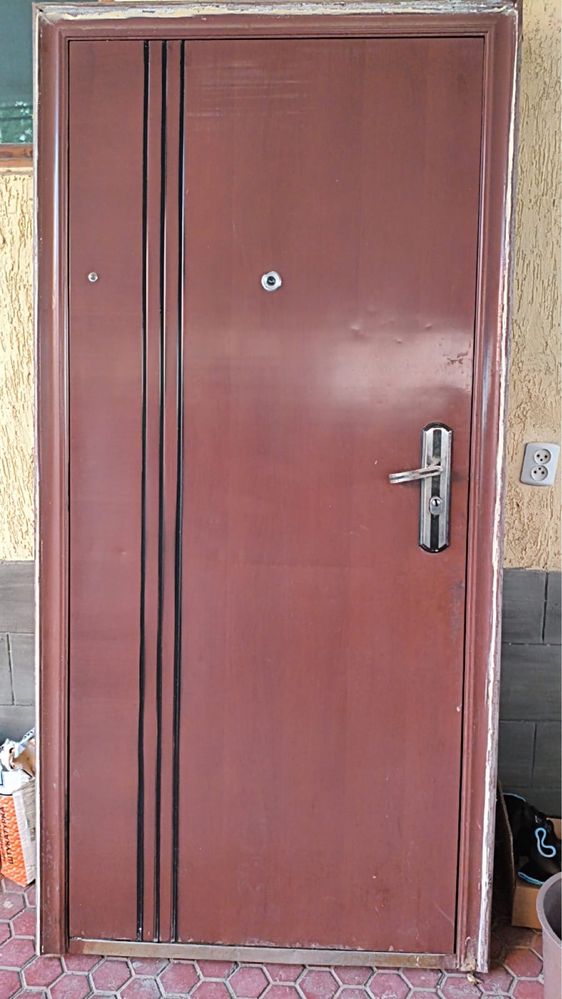 Продам металлическую входную дверь б/у