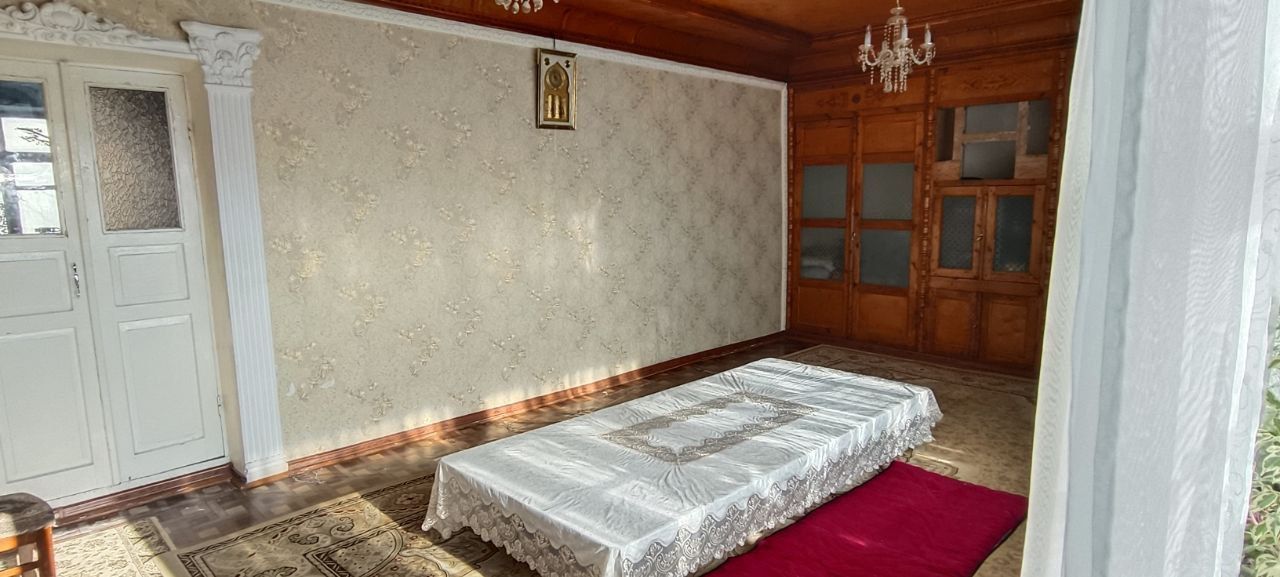 Hovli sotiladi yer narxida