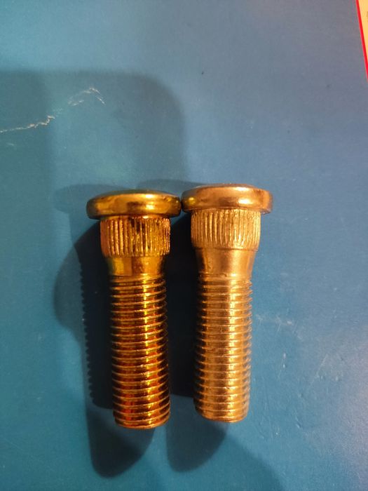 Шпильки для тайоты. Наклейки на машину. Подстаканик на лексус