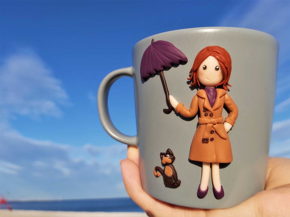 Cana handmade cadou cu papusa umbrela si pisica din fimo