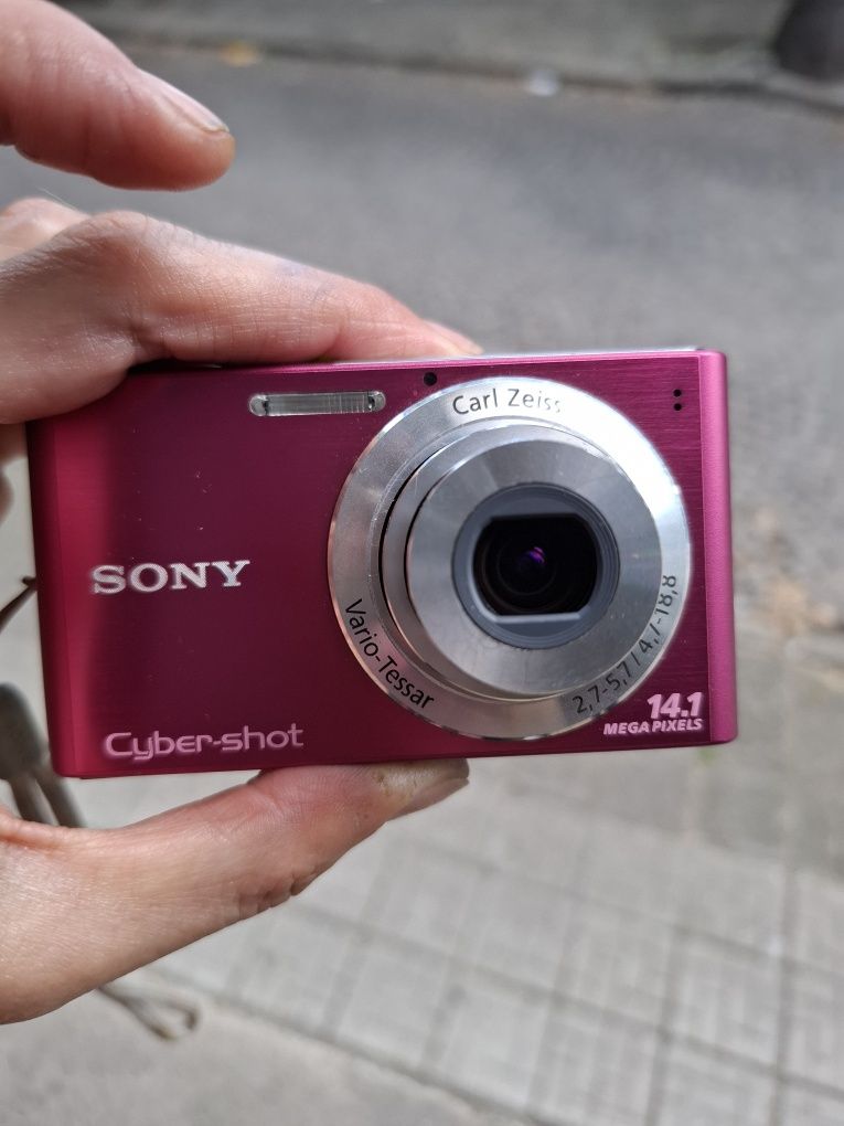 Компактен дигитален фотоапарат SONY CYBERSHOT DSC-W320
