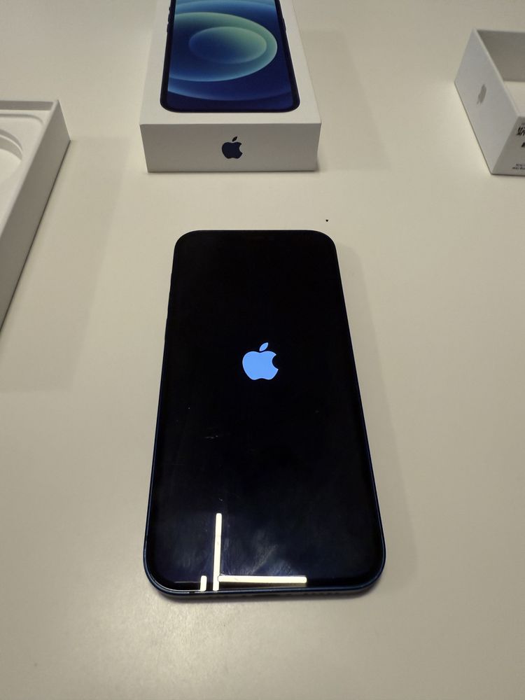 Продавам Iphone 12 със слушалки Airpods