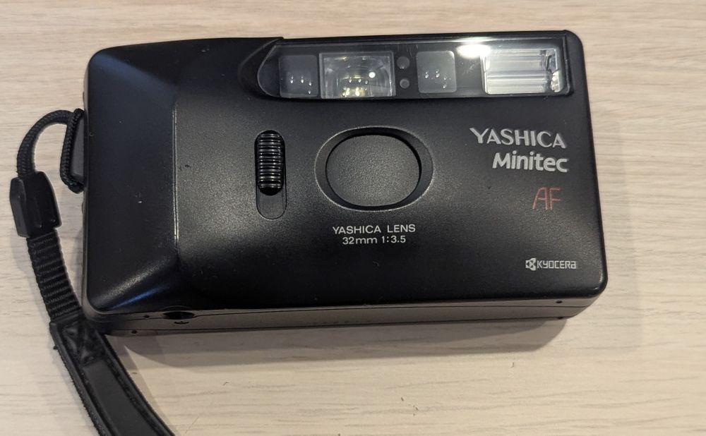Aparat foto pe film Yashica Minitec AF