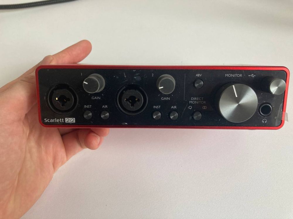 Внешняя звуковая карта Focusrite Scarlett 2i2 Studio микрофон