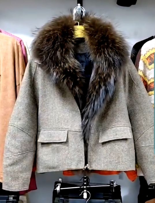 Пуховик с воротником меха енота