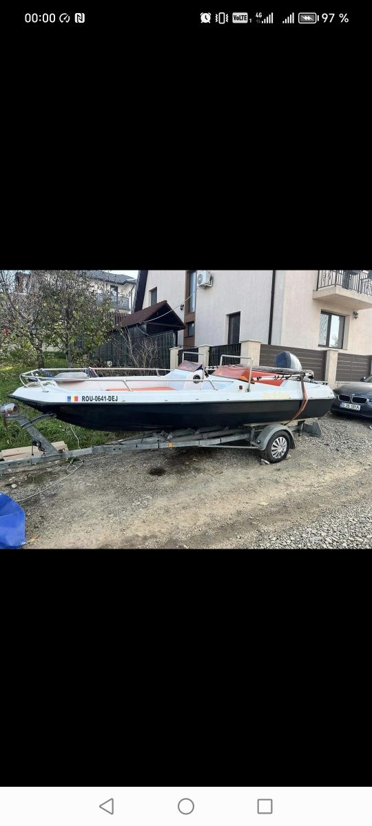 barca cu peridoc si  motor 70 cai  injecție