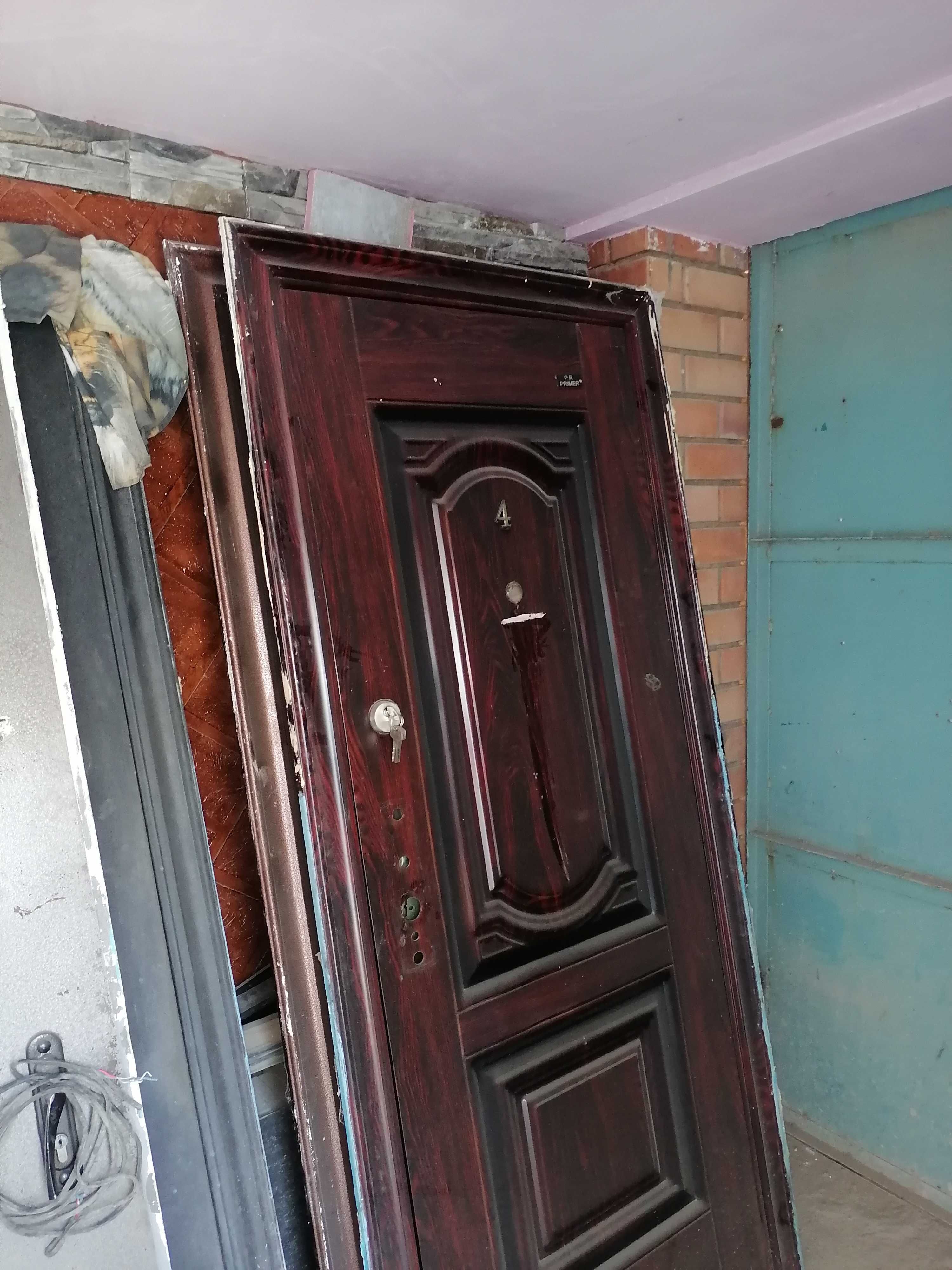 Продаются двери металлические б/у