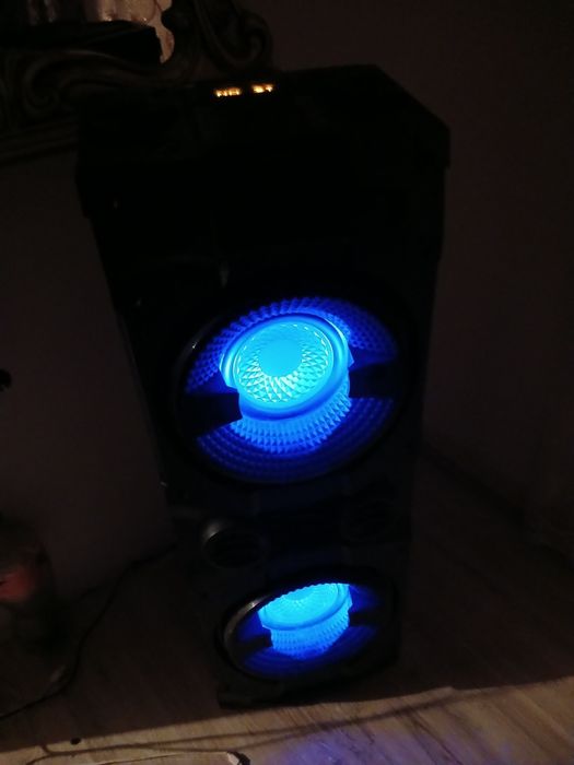 Vând boxă mare, tip party, în stare foarte bună, cu lumini LED albastr