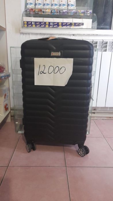 Чемодан черного цвета из пластика