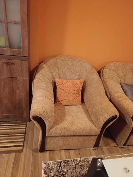 Диван с фотьойли и табуретки