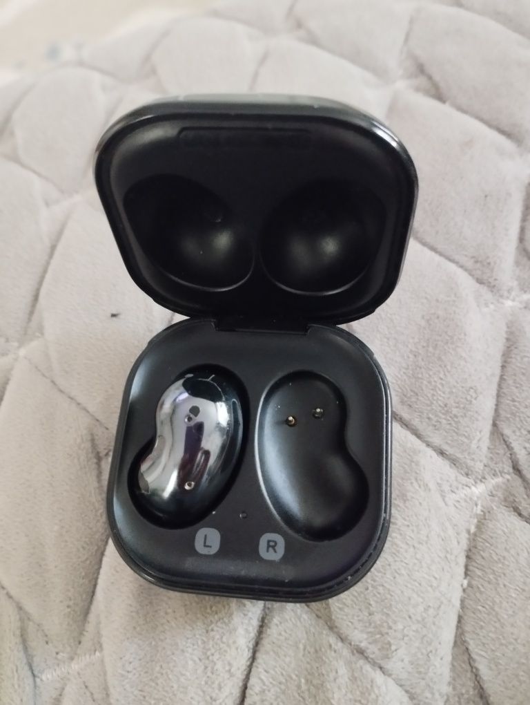Продам кейс и один наушник Galaxy buds live