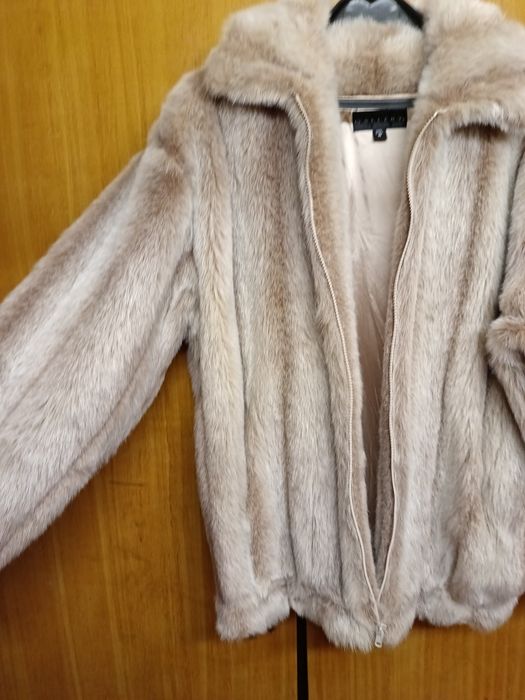 Палто с косъм бежово